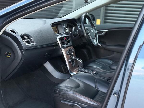 Volvo V40 Cross Country 1.6 D2 Lux Powershift Euro 5 (s/s) 5dr - Image 3