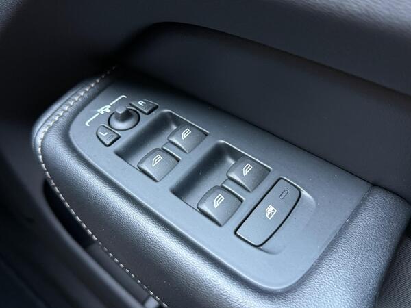 Volvo XC60 2.0 D5 PowerPulse Inscription Auto AWD Euro 6 (s/s) 5dr at 27th