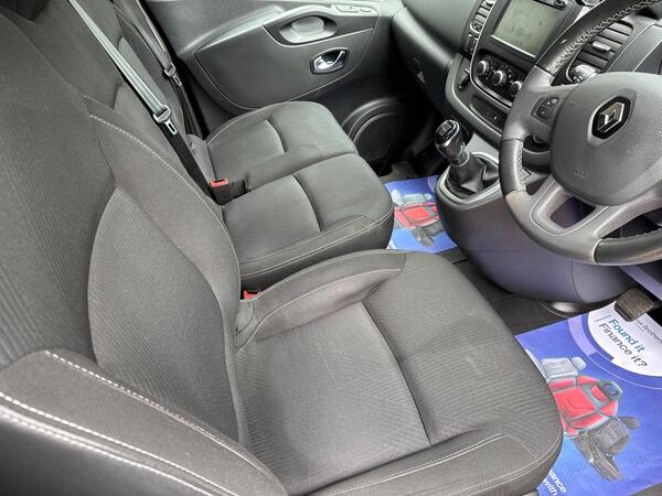 Renault Trafic 2.0 dCi ENERGY 28 Sport SWB Standard Roof Euro 6 (s/s) 5dr at 2th
