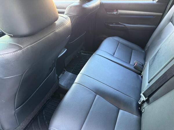 Toyota Hilux 2.8 D-4D Invincible X Auto 4WD Euro 6 (s/s) 4dr at 14th