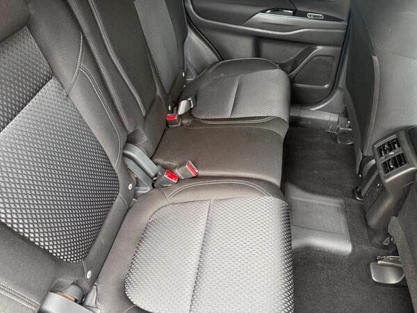 Mitsubishi Outlander 2.4h TwinMotor 13.8kWh Design CVT 4WD Euro 6 (s/s) 5dr at 19th
