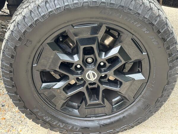 Nissan Navara 2.3 dCi N-Guard Auto 4WD Euro 6 4dr at 30th