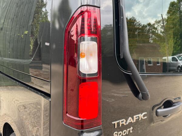 Renault Trafic 2.0 dCi ENERGY 28 Sport SWB Standard Roof Euro 6 (s/s) 5dr at 46th
