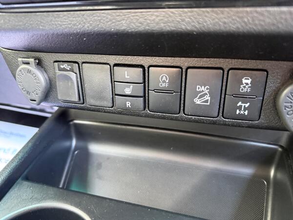 Toyota Hilux 2.8 D-4D Invincible X Auto 4WD Euro 6 (s/s) 4dr at 25th