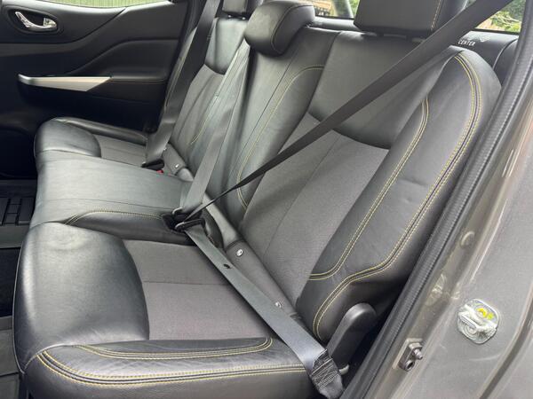 Nissan Navara 2.3 dCi N-Guard Auto 4WD Euro 6 4dr at 35th