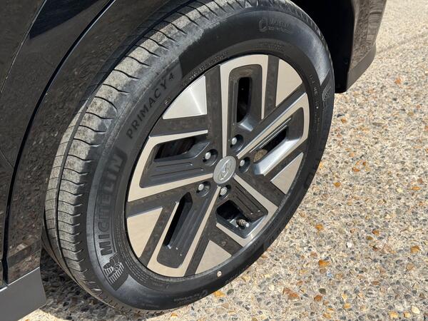 Hyundai KONA 64kWh Premium Auto 5dr (10.5kW Charger)
