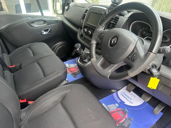 Renault Trafic 2.0 dCi ENERGY 28 Sport SWB Standard Roof Euro 6 (s/s) 5dr at 2th