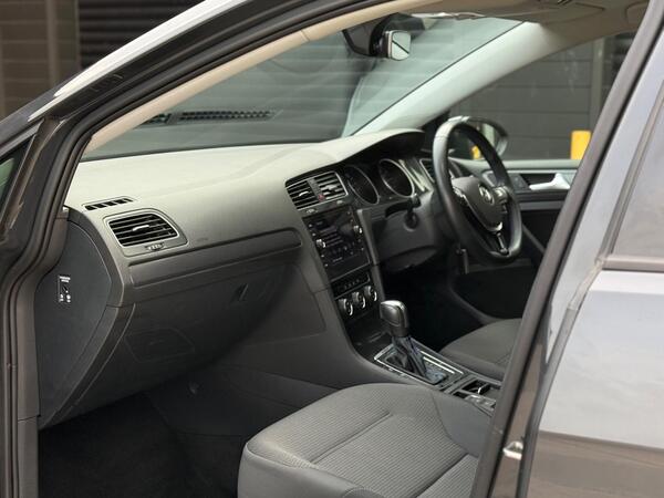 Volkswagen e-Golf 35.8kWh e-Golf Auto 5dr - Image 3