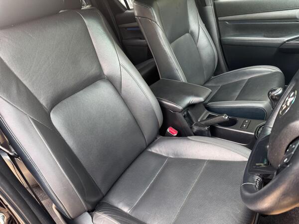 Toyota Hilux 2.8 D-4D Invincible X 4WD Euro 6 (s/s) 4dr at 10th