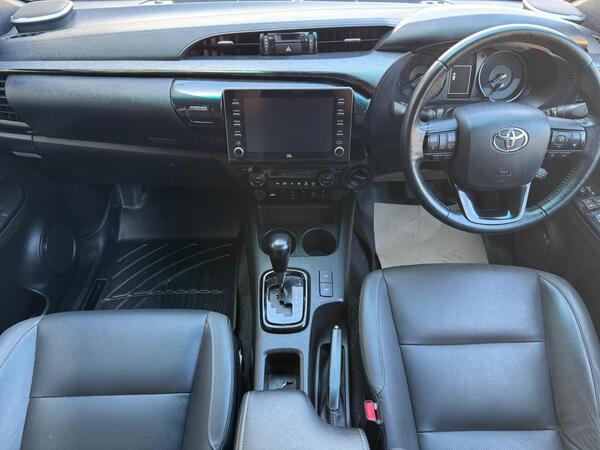 Toyota Hilux 2.8 D-4D Invincible X Auto 4WD Euro 6 (s/s) 4dr at 2th
