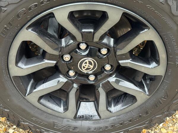 Toyota Hilux 2.8 D-4D Invincible X Auto 4WD Euro 6 (s/s) 4dr at 34th