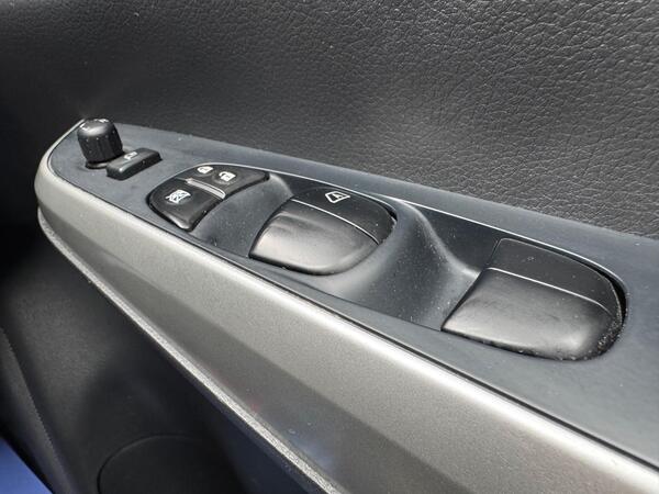 Nissan Navara 2.3 dCi N-Guard Pickup Double Cab 4dr Diesel Auto 4WD Euro 6 (190 ps)