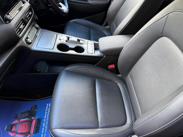 Hyundai KONA 64kWh Premium SE Auto 5dr (7kW Charger)