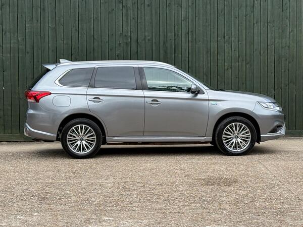 Mitsubishi Outlander 2.4h TwinMotor 13.8kWh Design CVT 4WD Euro 6 (s/s) 5dr at 20th
