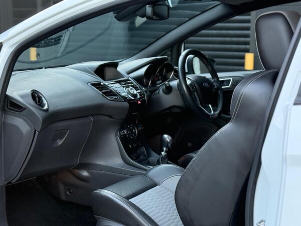 Ford Fiesta 1.6T EcoBoost ST-3 Euro 6 3dr - Image 3