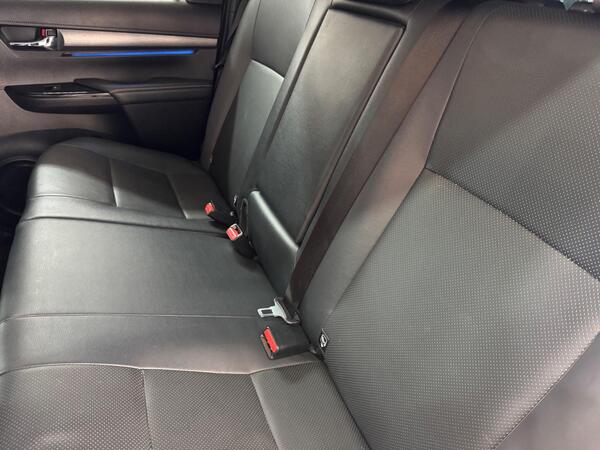 Toyota Hilux 2.8 D-4D Invincible X 4WD Euro 6 (s/s) 4dr at 12th
