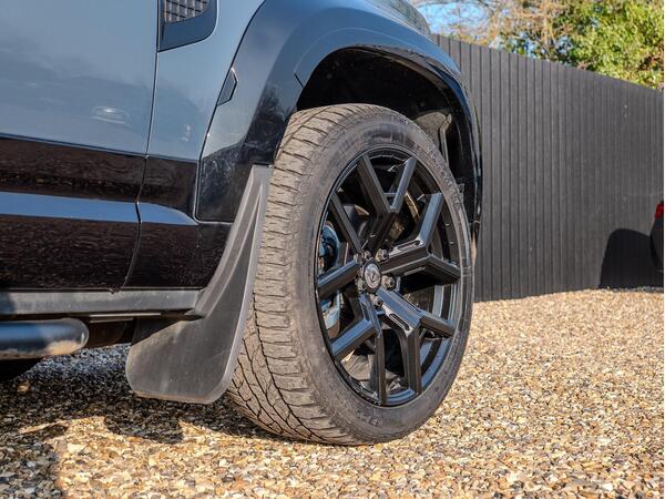 LAND ROVER DEFENDER X-DYNAMIC SE D MHEV A - Image 17