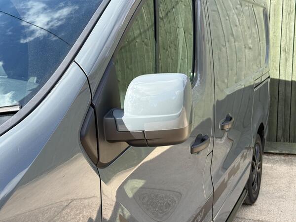 Renault Trafic 2.0 dCi ENERGY 28 Black Edition SWB Standard Roof Euro 6 (s/s) 5dr at 32th