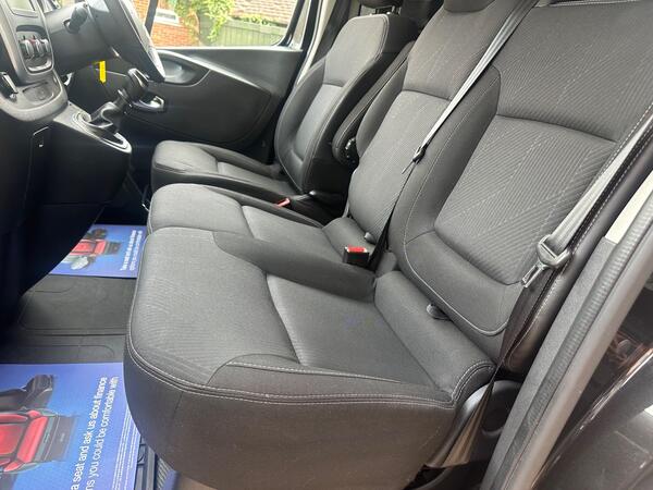 Renault Trafic 2.0 dCi ENERGY 28 Sport SWB Standard Roof Euro 6 (s/s) 5dr at 29th