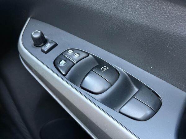 Nissan Navara 2.3 dCi N-Guard Auto 4WD Euro 6 4dr at 32th