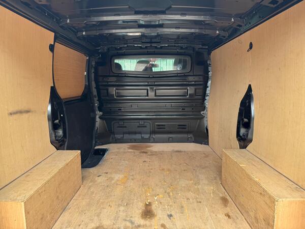 Renault Trafic 2.0 dCi ENERGY 28 Sport SWB Standard Roof Euro 6 (s/s) 5dr at 50th