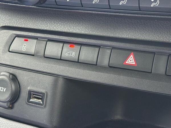 Peugeot Expert 2.0 BlueHDi 1400 Professional Plus Standard Panel Van MWB Euro 6 (s/s) 6dr at 40th
