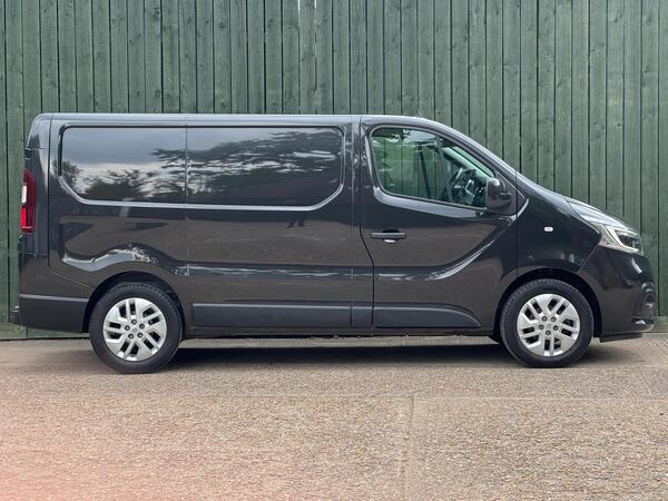 Renault Trafic 2.0 dCi ENERGY 28 Sport SWB Standard Roof Euro 6 (s/s) 5dr at 17th