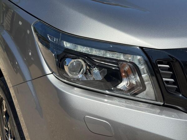 Nissan Navara 2.3 dCi N-Guard Auto 4WD Euro 6 4dr at 38th