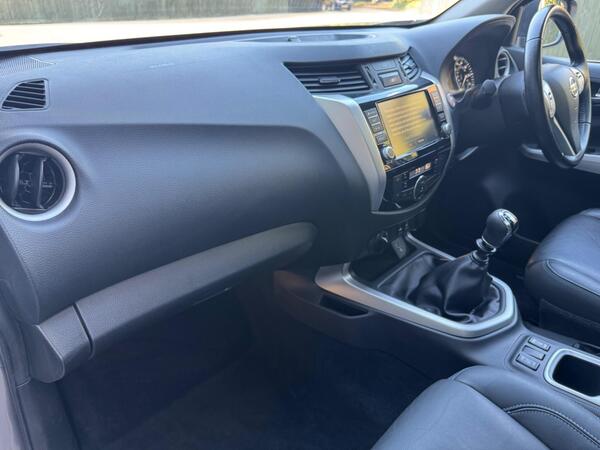 Nissan Navara 2.3 dCi N-Guard 4WD Euro 6 (s/s) 4dr at 12th