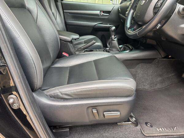 Toyota Hilux 2.8 D-4D Invincible X 4WD Euro 6 (s/s) 4dr at 18th