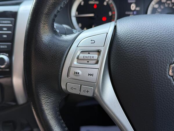 Nissan Navara 2.3 dCi Tekna Auto 4WD Euro 6 4dr at 30th