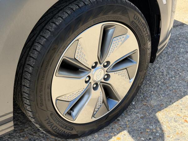 Hyundai KONA 64kWh Premium SE Auto 5dr (7kW Charger)