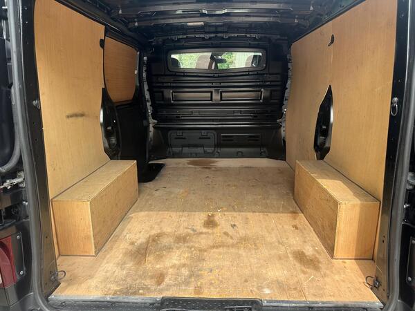 Renault Trafic 2.0 dCi ENERGY 28 Sport SWB Standard Roof Euro 6 (s/s) 5dr at 33th