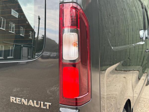 Renault Trafic 2.0 dCi ENERGY 28 Sport SWB Standard Roof Euro 6 (s/s) 5dr at 49th