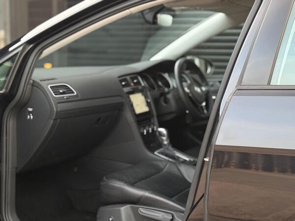 Volkswagen e-Golf 35.8kWh e-Golf Auto 5dr - Image 3