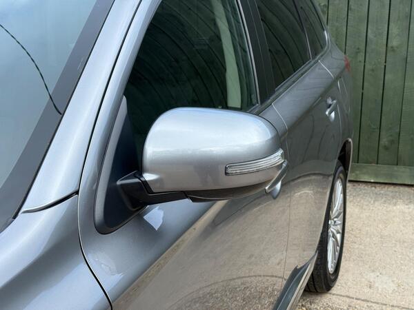Mitsubishi Outlander 2.4h TwinMotor 13.8kWh Design CVT 4WD Euro 6 (s/s) 5dr at 41th
