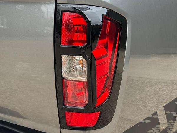 Nissan Navara 2.3 dCi N-Guard Pickup Double Cab 4dr Diesel Auto 4WD Euro 6 (190 ps)