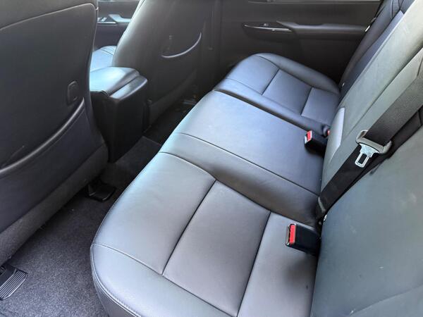 Toyota Hilux 2.4 D-4D Invincible Auto 4WD Euro 6 (s/s) 4dr (TSS) at 25th