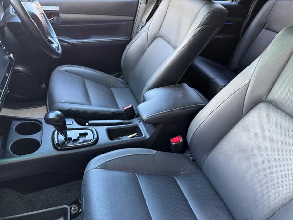 Toyota Hilux 2.8 D-4D Invincible X Auto 4WD Euro 6 (s/s) 4dr at 12th