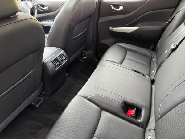 Nissan Navara 2.3 dCi Tekna Auto 4WD Euro 6 4dr at 16th