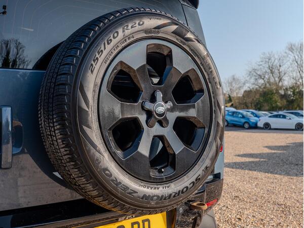 LAND ROVER DEFENDER X-DYNAMIC SE D MHEV A - Image 9