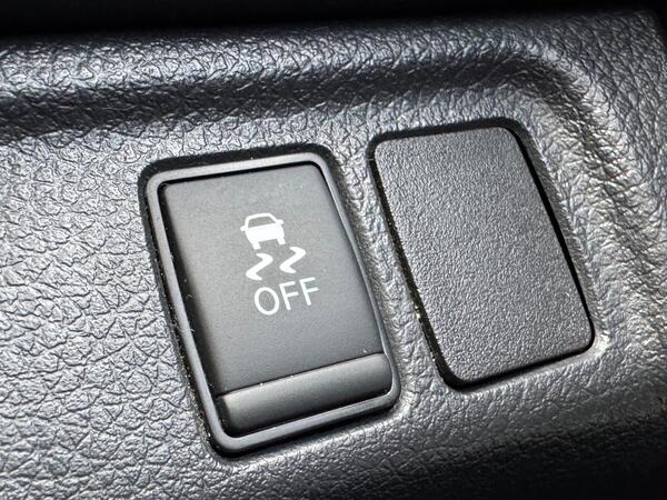 Nissan Navara 2.3 dCi Tekna 4WD Euro 6 (s/s) 4dr at 28th