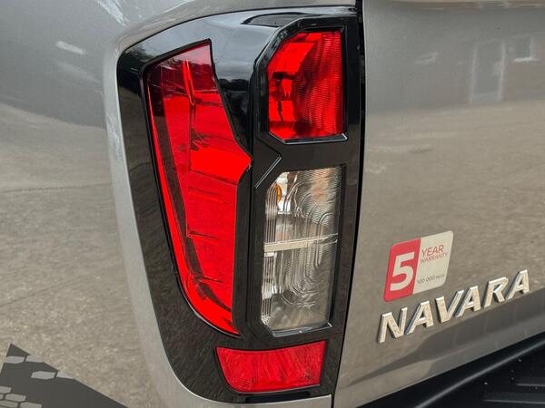 Nissan Navara 2.3 dCi N-Guard Pickup Double Cab 4dr Diesel Auto 4WD Euro 6 (190 ps)