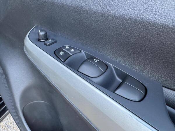 Nissan Navara 2.3 dCi N-Guard 4WD Euro 6 (s/s) 4dr at 26th