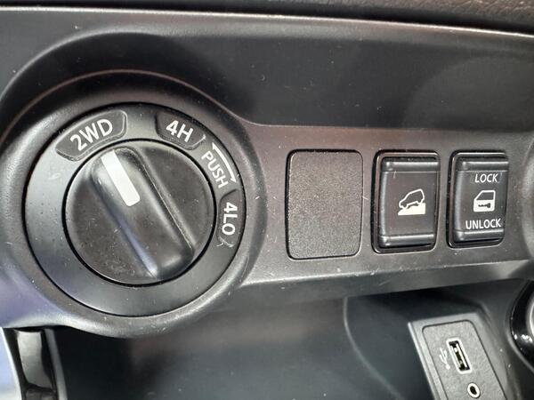 Nissan Navara 2.3 dCi N-Guard Pickup Double Cab 4dr Diesel Auto 4WD Euro 6 (190 ps)