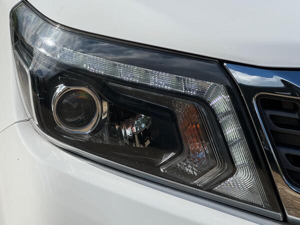 Nissan Navara 2.3 dCi Tekna Auto 4WD Euro 6 4dr at 35th