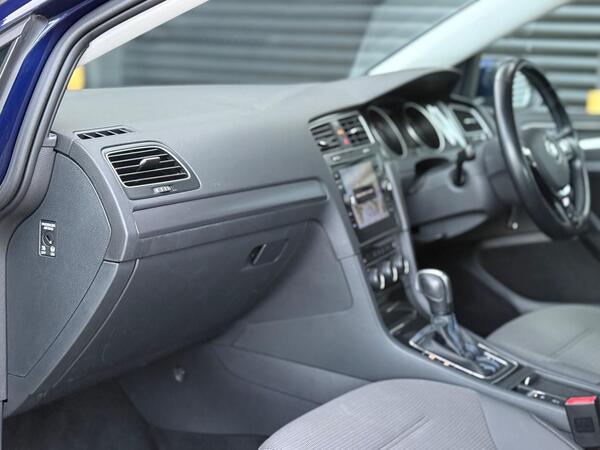 Volkswagen e-Golf 35.8kWh e-Golf Auto 5dr - Image 3