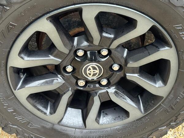 Toyota Hilux 2.8 D-4D Invincible X Auto 4WD Euro 6 (s/s) 4dr at 35th