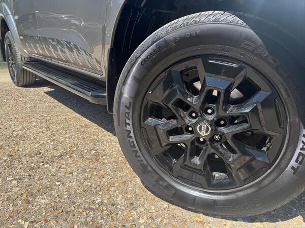 Nissan Navara 2.3 dCi N-Guard Auto 4WD Euro 6 4dr