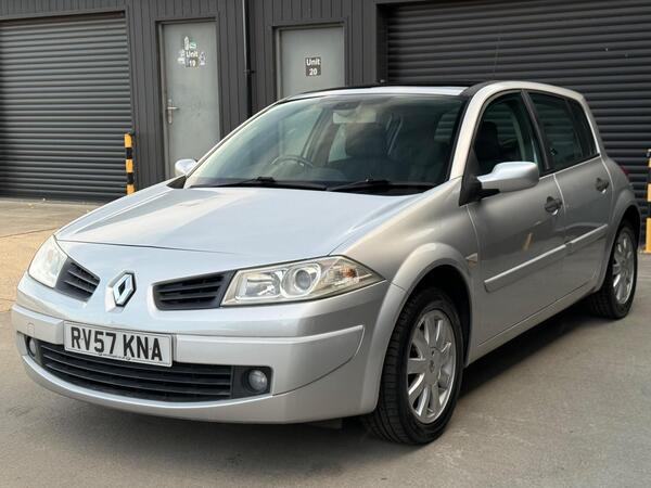 Renault Megane 1.6 VVT Dynamique 5dr - Image 3